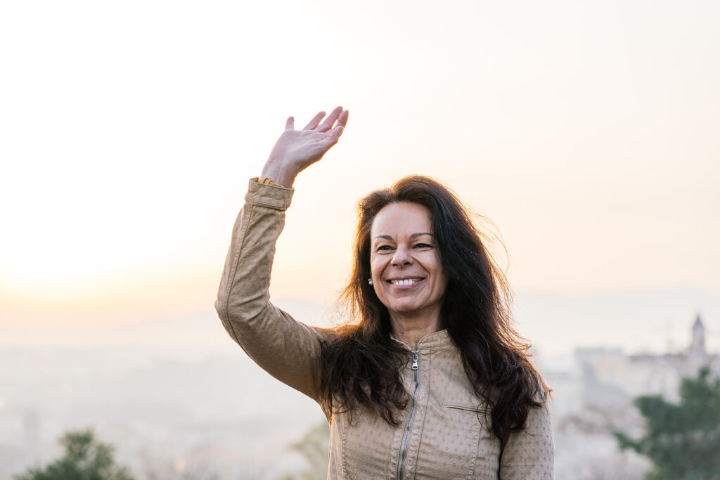 Dora Rossetti certified translator in Rome waving hello with her hand